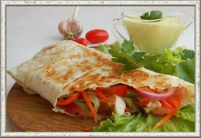 13. Соус на основе лимона, йогурта и картофеля. Продукты: 140 мл греческого йогурта, 1 клубень картофеля, 120 мл растительного рафинированного масла, 1 лимон, 1 головка чеснока, соль по вкусу. Приготовление: чеснок измельчить (на терке, прессом или в блендере). Из лимона выдавить сок. Картофель отварить до готовности. В неглубокой чаше соединить половину растительного масла с чесноком и соком лимона. Взбивать смесь пока она побелеет, затем влить остатки масла, снова взбить. Добавить йогурт, перемешать. Отдельно растереть в пюре отваренный картофель, добавить несколько ложек к соусу в последнюю очередь. Посолить и еще немного взбить. 13. Соус на основе лимона, йогурта и картофеля. Продукты: 140 мл греческого йогурта, 1 клубень картофеля, 120 мл растительного рафинированного масла, 1 лимон, 1 головка чеснока, соль по вкусу. Приготовление: чеснок измельчить (на терке, прессом или в блендере). Из лимона выдавить сок. Картофель отварить до готовности. В неглубокой чаше соединить половину растительного масла с чесноком и соком лимона. Взбивать смесь пока она побелеет, затем влить остатки масла, снова взбить. Добавить йогурт, перемешать. Отдельно растереть в пюре отваренный картофель, добавить несколько ложек к соусу в последнюю очередь. Посолить и еще немного взбить.