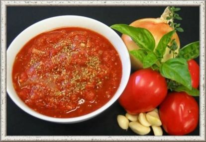 8. Томатный соус. Продукты: 2 ст. л. сливочного масла, 100 г чернослива, 50 г красного вина, 1 луковица, 1 морковь, сушеный корень петрушки, красный и черный перец, лавровый лист, сахар и соль по вкусу. Приготовление: сначала нужно сделать основу. Для этого 1 ст.л. муки просушить на горячей сковороде. Развести ее ложкой мясного крепкого бульона, а затем постепенно смешать с остальным его количеством. Отдельно пассеровать овощи: морковь, лук, корень петрушки. Затем все смешать и сдобрить специями: перцем, лавровым листом, солью и сахаром. На 2-м этапе отварить чернослив в кипящей воде так, чтобы она едва его покрывала. Затем жидкость отцедить, в нее влить 50 граммов красного сухого вина, добавить основу, прогреть на маленьком огне. 8. Томатный соус. Продукты: 2 ст. л. сливочного масла, 100 г чернослива, 50 г красного вина, 1 луковица, 1 морковь, сушеный корень петрушки, красный и черный перец, лавровый лист, сахар и соль по вкусу. Приготовление: сначала нужно сделать основу. Для этого 1 ст.л. муки просушить на горячей сковороде. Развести ее ложкой мясного крепкого бульона, а затем постепенно смешать с остальным его количеством. Отдельно пассеровать овощи: морковь, лук, корень петрушки. Затем все смешать и сдобрить специями: перцем, лавровым листом, солью и сахаром. На 2-м этапе отварить чернослив в кипящей воде так, чтобы она едва его покрывала. Затем жидкость отцедить, в нее влить 50 граммов красного сухого вина, добавить основу, прогреть на маленьком огне.