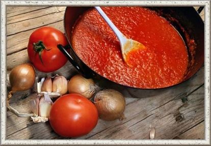14. Соус "Суго". Продукты: 1 кг помидоров, 3 зубка чеснока, 1 луковица, 1 болгарский перец, 1/2 шт. перца чили, 100 г томатной пасты, 2 веточки базилика, 3 ст. л. тростникового сахара, 1/2 ст. л. соли, 2 ст. л. оливкового масла, 2 ст. л. бальзамического уксуса. Приготовление: с помидоров снять кожицу, окунув их на минутку в кипяток, а потом в холодную воду, предварительно надсечь их крест-накрест. Овощи нарезать произвольно. В сотейник с толстым дном налить масло и выложить чеснок и лук. Когда масло станет ароматным, выложить перец и потомить немного. Добавить помидоры и уваривать смесь минут 30. Посолить и положить сахар. В конце варки добавить базилик. Взбить соус блендером. Добавить томатную пасту. Проварить ещё минут 10 и, добавив уксус, снять с огня. 14. Соус "Суго". Продукты: 1 кг помидоров, 3 зубка чеснока, 1 луковица, 1 болгарский перец, 1/2 шт. перца чили, 100 г томатной пасты, 2 веточки базилика, 3 ст. л. тростникового сахара, 1/2 ст. л. соли, 2 ст. л. оливкового масла, 2 ст. л. бальзамического уксуса. Приготовление: с помидоров снять кожицу, окунув их на минутку в кипяток, а потом в холодную воду, предварительно надсечь их крест-накрест. Овощи нарезать произвольно. В сотейник с толстым дном налить масло и выложить чеснок и лук. Когда масло станет ароматным, выложить перец и потомить немного. Добавить помидоры и уваривать смесь минут 30. Посолить и положить сахар. В конце варки добавить базилик. Взбить соус блендером. Добавить томатную пасту. Проварить ещё минут 10 и, добавив уксус, снять с огня.