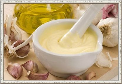 12. Горчично-медовый соус к шаурме. Продукты: 2 ст. ложки дижонской горчицы, 2 ст. ложки майонеза, 2 ст. ложки сметаны, 1 ст. ложка жидкого меда, 1 ст. ложка оливкового масла. Кроме того: 1 зубок чеснока, 1 ч. ложка белого молотого перца, сок лимона по вкусу. Приготовление: чеснок очистить, раздавить ножом на разделочной доске, переложить в чашу блендера, добавить все остальные ингредиенты и перемешать до однородности блендером, переложить в пиалу. 12. Горчично-медовый соус к шаурме. Продукты: 2 ст. ложки дижонской горчицы, 2 ст. ложки майонеза, 2 ст. ложки сметаны, 1 ст. ложка жидкого меда, 1 ст. ложка оливкового масла. Кроме того: 1 зубок чеснока, 1 ч. ложка белого молотого перца, сок лимона по вкусу. Приготовление: чеснок очистить, раздавить ножом на разделочной доске, переложить в чашу блендера, добавить все остальные ингредиенты и перемешать до однородности блендером, переложить в пиалу.