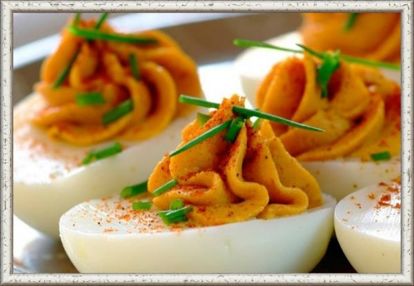 8. Грибной вкус. Желток со сметаной жареные грибы. Грибочки нужно тщательно измельчить, добавить сметану и желток, перемешать. Можно смешать все продукты в блендере, наполнить фаршем кондитерский мешочек и отсадить начинку в подготовленные половинки белков. Украсить пряностями и зеленым луком. 8. Грибной вкус. Желток со сметаной жареные грибы. Грибочки нужно тщательно измельчить, добавить сметану и желток, перемешать. Можно смешать все продукты в блендере, наполнить фаршем кондитерский мешочек и отсадить начинку в подготовленные половинки белков. Украсить пряностями и зеленым луком.