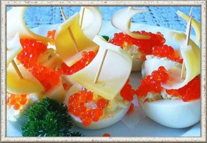 11. Парусники. Соленая сельдь с маринованным луком яблоко. Нафаршированные половинки яиц украсить красной икрой и парусами из кусочков сыра и зубочисток. 11. Парусники. Соленая сельдь с маринованным луком яблоко. Нафаршированные половинки яиц украсить красной икрой и парусами из кусочков сыра и зубочисток.