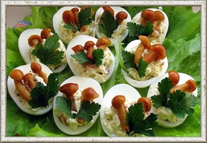 9. Грибная полянка. Желток с грибами, сыром и специями майонез. Для украшения отобрать маленькие маринованные грибочки и зелень петрушки. 9. Грибная полянка. Желток с грибами, сыром и специями майонез. Для украшения отобрать маленькие маринованные грибочки и зелень петрушки.
