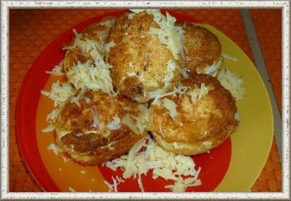 2. Любимые яйца. Продукты: 4 яйца, 20 г бекона, 1ст. ложка майонеза, 1/2 ч. ложки горчицы, панировочные сухари, подсолнечное масло, 50 г твердого сыра. Приготовление: отварить 3 яйца вкрутую, 1 яйцо оставить для кляра. Мелко нарезать бекон, добавить майонез и горчицу. Яйца сварились и остыли, их надо почистить, разрезать вдоль и удалить желток. Отправить его к бекону. Тщательно перетереть желтки с беконом, майонезом и горчицей, подсолить по вкусу и заполнить этой начинкой яйца. Затем соединить две половинки в целое яйцо, обмакнуть в сырое яйцо, затем в панировочные сухари, опять в яйцо сырое и в сухари. Обжарить в большом количестве масла, следить, чтобы они обжарились со всех сторон. Выложить на тарелку и посыпать тертым сыром. 2. Любимые яйца. Продукты: 4 яйца, 20 г бекона, 1ст. ложка майонеза, 1/2 ч. ложки горчицы, панировочные сухари, подсолнечное масло, 50 г твердого сыра. Приготовление: отварить 3 яйца вкрутую, 1 яйцо оставить для кляра. Мелко нарезать бекон, добавить майонез и горчицу. Яйца сварились и остыли, их надо почистить, разрезать вдоль и удалить желток. Отправить его к бекону. Тщательно перетереть желтки с беконом, майонезом и горчицей, подсолить по вкусу и заполнить этой начинкой яйца. Затем соединить две половинки в целое яйцо, обмакнуть в сырое яйцо, затем в панировочные сухари, опять в яйцо сырое и в сухари. Обжарить в большом количестве масла, следить, чтобы они обжарились со всех сторон. Выложить на тарелку и посыпать тертым сыром.