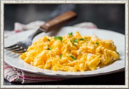 15. Яйца-скрембл с сыром. Продукты: 2 яйца, твердый сыр, масло сливочное - для обжарки. Приготовление: разогрейте сливочное масло в сковороде. Разбейте два яйца и жарьте постоянно помешивая. Где-то за минуту до готовности потрите в яйца ваш любимый сыр и продолжайте мешать пока сыр не расплавится. 15. Яйца-скрембл с сыром. Продукты: 2 яйца, твердый сыр, масло сливочное - для обжарки. Приготовление: разогрейте сливочное масло в сковороде. Разбейте два яйца и жарьте постоянно помешивая. Где-то за минуту до готовности потрите в яйца ваш любимый сыр и продолжайте мешать пока сыр не расплавится.