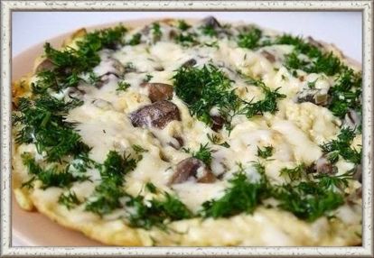 3. Омлет с грибами. Продукты: 4 куриные яйца, 200 г свежих или замороженных шампиньонов, 1 репчатый лук, ½ стакана молока, свежий укроп, 50 г твердого сыра, 1–2 ст. ложки растительного масла, соль — по вкусу. Приготовление: грибы нарезать и поджарить в растительном масле. Лук почистить и нарезать. Добавить его к грибам, посолить и обжарить. Отделить белки от желтков, желтки просто размешать, а белки взбить миксером. Соединить белки с желтками, добавить молоко, посолить и размешать. Залить этой смесью грибы с луком. Готовить на умеренном огне 3–5 минут, затем накрыть крышкой и готовить еще минуту. Тем временем натереть сыр на мелкой терке, укроп вымыть и измельчить. Готовый омлет сверху посыпать сыром и зеленью. 3. Омлет с грибами. Продукты: 4 куриные яйца, 200 г свежих или замороженных шампиньонов, 1 репчатый лук, ½ стакана молока, свежий укроп, 50 г твердого сыра, 1–2 ст. ложки растительного масла, соль — по вкусу. Приготовление: грибы нарезать и поджарить в растительном масле. Лук почистить и нарезать. Добавить его к грибам, посолить и обжарить. Отделить белки от желтков, желтки просто размешать, а белки взбить миксером. Соединить белки с желтками, добавить молоко, посолить и размешать. Залить этой смесью грибы с луком. Готовить на умеренном огне 3–5 минут, затем накрыть крышкой и готовить еще минуту. Тем временем натереть сыр на мелкой терке, укроп вымыть и измельчить. Готовый омлет сверху посыпать сыром и зеленью.