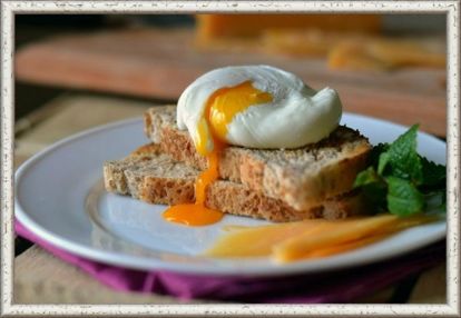 11. Яйцо пашот с тостом. Продукты: 1 яйцо, уксус - 1 ст. ложка, 1 ломтик хлеба, сливочное масло. Приготовление: возьмите небольшую кастрюлю, налейте в нее воды и добавьте уксус. Подогревайте воду до того момента, пока не начнут появляться маленькие пузырьки. В этот момент нужно помешать воду ложкой так, чтобы образовалась воронка, и в центр этой воронки разбить яйцо. Варите ровно две минуты, не позволяя воде сильно кипеть. Подавайте вместе с тостом и маслом, желательно соленым. 11. Яйцо пашот с тостом. Продукты: 1 яйцо, уксус - 1 ст. ложка, 1 ломтик хлеба, сливочное масло. Приготовление: возьмите небольшую кастрюлю, налейте в нее воды и добавьте уксус. Подогревайте воду до того момента, пока не начнут появляться маленькие пузырьки. В этот момент нужно помешать воду ложкой так, чтобы образовалась воронка, и в центр этой воронки разбить яйцо. Варите ровно две минуты, не позволяя воде сильно кипеть. Подавайте вместе с тостом и маслом, желательно соленым.