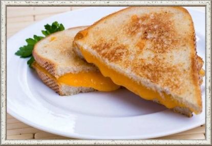 3. Сандвич с сыром. Простой и быстрый завтрак получится из хлеба для сандвичей. Нарежьте 2 или 3 пары тонких ломтиков белого хлеба, положите внутрь каждой пары кусочек сыра и отправьте на несколько минут на сковороду или в тостер. Хлеб должен подрумяниться, а сыр расплавиться. 3. Сандвич с сыром. Простой и быстрый завтрак получится из хлеба для сандвичей. Нарежьте 2 или 3 пары тонких ломтиков белого хлеба, положите внутрь каждой пары кусочек сыра и отправьте на несколько минут на сковороду или в тостер. Хлеб должен подрумяниться, а сыр расплавиться.