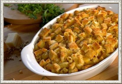 11. Макароны с сыром и сухариками. В кастрюле с подсоленной водой отварите макароны до состояния al dente. Добавьте 3 ст.л. сливочного масла в сковороду и растопите на огне. Добавьте чеснок и обжаривайте его 30 секунд, затем бросьте туда измельченные сухари и жарьте смесь 3-5 минут, часто помешивая. В кастрюле, где варились макароны, растопите 4 ст.л. сливочного масла. Добавьте муку. Убавьте огонь и варите 1 минуту, помешивая. Постепенно добавляйте молоко и доведите смесь до кипения, часто помешивая, пока соус не загустеет. Перемешайте этот соус с сыром, перцем и солью. Положите макароны в форму, залейте соусом и равномерно посыпьте поджаренными крошками. Выпекайте 20 минут. 11. Макароны с сыром и сухариками. В кастрюле с подсоленной водой отварите макароны до состояния al dente. Добавьте 3 ст.л. сливочного масла в сковороду и растопите на огне. Добавьте чеснок и обжаривайте его 30 секунд, затем бросьте туда измельченные сухари и жарьте смесь 3-5 минут, часто помешивая. В кастрюле, где варились макароны, растопите 4 ст.л. сливочного масла. Добавьте муку. Убавьте огонь и варите 1 минуту, помешивая. Постепенно добавляйте молоко и доведите смесь до кипения, часто помешивая, пока соус не загустеет. Перемешайте этот соус с сыром, перцем и солью. Положите макароны в форму, залейте соусом и равномерно посыпьте поджаренными крошками. Выпекайте 20 минут.