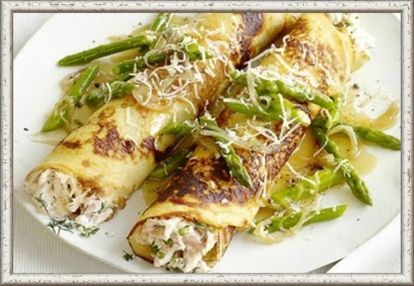 2. Куриная. Ингредиенты: 500 г куриной грудки, 2 ст. л. сметаны, 100 г сыра, 1 средняя луковица, 1 зубчик чеснока, соль и перец по вкусу, сливочное масло для жарки. Приготовление: грудку отварить в подсоленной воде, остудить и нарезать (или пропустить через мясорубку). Мелко покрошенный лук обжарить на сливочном масле до прозрачности. Смешать курицу и лук, добавить раздавленный чеснок, сметану и сыр, натёртый на крупной тёрке. Посолить, поперчить, тщательно перемешать. Начинить блины и немного обжарить их на сливочном масле. 2. Куриная. Ингредиенты: 500 г куриной грудки, 2 ст. л. сметаны, 100 г сыра, 1 средняя луковица, 1 зубчик чеснока, соль и перец по вкусу, сливочное масло для жарки. Приготовление: грудку отварить в подсоленной воде, остудить и нарезать (или пропустить через мясорубку). Мелко покрошенный лук обжарить на сливочном масле до прозрачности. Смешать курицу и лук, добавить раздавленный чеснок, сметану и сыр, натёртый на крупной тёрке. Посолить, поперчить, тщательно перемешать. Начинить блины и немного обжарить их на сливочном масле.