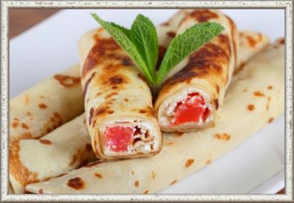 6. С сёмгой и маскарпоне. Ингредиенты: 300 г маскарпоне, 300 г копчёной сёмги, 2 ч. л. дижонской горчицы, лимонный сок, соль и перец по вкусу. Приготовление: сёмгу нарезать небольшими ломтиками. Каждый блин смазывать сыром и дижонской горчицей, укладывать рыбу, сбрызгивать соком лимона, солить и перчить по вкусу, а затем заворачивать. 6. С сёмгой и маскарпоне. Ингредиенты: 300 г маскарпоне, 300 г копчёной сёмги, 2 ч. л. дижонской горчицы, лимонный сок, соль и перец по вкусу. Приготовление: сёмгу нарезать небольшими ломтиками. Каждый блин смазывать сыром и дижонской горчицей, укладывать рыбу, сбрызгивать соком лимона, солить и перчить по вкусу, а затем заворачивать.