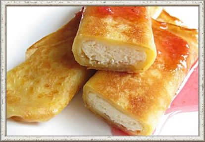 2. Творожная с изюмом. Ингредиенты: 500 г творога, 2 столовых ложки сметаны, 0,5 стакана изюма, 1 желток, 3 столовых ложки сахара, 1 чайная ложка ванильного сахара, сливочное масло. Приготовление: творог протереть через сито, добавить яичный желток и сметану. Тщательно перемешать до однородности. Добавить сахар, ваниль и изюм. Вновь перемешать. Подержать 1,5–2 часа в холодильнике. За это время испечь тонкие блинчики и начинить их творожной массой с изюмом. Получившиеся конвертики или треугольники обжарить на сливочном масле до золотистой корочки. 2. Творожная с изюмом. Ингредиенты: 500 г творога, 2 столовых ложки сметаны, 0,5 стакана изюма, 1 желток, 3 столовых ложки сахара, 1 чайная ложка ванильного сахара, сливочное масло. Приготовление: творог протереть через сито, добавить яичный желток и сметану. Тщательно перемешать до однородности. Добавить сахар, ваниль и изюм. Вновь перемешать. Подержать 1,5–2 часа в холодильнике. За это время испечь тонкие блинчики и начинить их творожной массой с изюмом. Получившиеся конвертики или треугольники обжарить на сливочном масле до золотистой корочки.