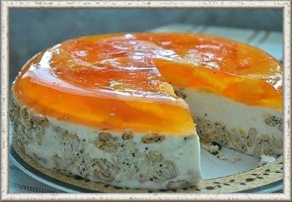16. Желейный десерт с халвой и арахисом. Ингредиенты: 1 пакет фруктового порошкового желе, 400 мл сметаны, 150 г сахара, 15 г желатина, ½ стакана дробленого арахиса, 100 г халвы, 100 г воды. Приготовление: Желатин замочить в холодной воде. Желе приготовить согласно инструкции, охладить немного, разлить по формам и отправить в холодильник. Сметану взбить сахаром. Халву раскрошить и добавить вместе с орехами во взбитую сметану. Набухший желатин растворить на водяной бане и влить его в сметанную смесь. Перемешать. Распределить смесь в формы поверх застывшего фруктового желе и опять отправить в холодильник. 16. Желейный десерт с халвой и арахисом. Ингредиенты: 1 пакет фруктового порошкового желе, 400 мл сметаны, 150 г сахара, 15 г желатина, ½ стакана дробленого арахиса, 100 г халвы, 100 г воды. Приготовление: Желатин замочить в холодной воде. Желе приготовить согласно инструкции, охладить немного, разлить по формам и отправить в холодильник. Сметану взбить сахаром. Халву раскрошить и добавить вместе с орехами во взбитую сметану. Набухший желатин растворить на водяной бане и влить его в сметанную смесь. Перемешать. Распределить смесь в формы поверх застывшего фруктового желе и опять отправить в холодильник.