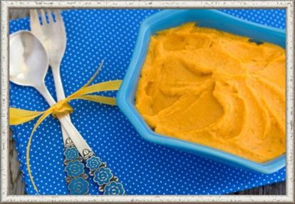 9. Тыквенный хумус. Продукты: около 250 г тыквы (дольки с кожурой), 3 ст. л. лимонного сока, 2-3 ст. л. тахины, 2-3 зубчика чеснока, 1 банка консервированного нута, щепотка молотого кумина, немного оливкового масла для сбрызгивания. Приготовление: Разогреть духовку до 200 С. Застелить противень пекарской бумагой, выложить дольки тыквы, чуть сбрызнуть оливковым маслом и посыпать кумином. Запекать 25-30 минут до мягкости. Остудить. Смешайте в блендере мякоть тыквы с оставшимися ингредиентами. Если смесь получится слишком густой, то разбавьте водой из-под нута. 9. Тыквенный хумус. Продукты: около 250 г тыквы (дольки с кожурой), 3 ст. л. лимонного сока, 2-3 ст. л. тахины, 2-3 зубчика чеснока, 1 банка консервированного нута, щепотка молотого кумина, немного оливкового масла для сбрызгивания. Приготовление: Разогреть духовку до 200 С. Застелить противень пекарской бумагой, выложить дольки тыквы, чуть сбрызнуть оливковым маслом и посыпать кумином. Запекать 25-30 минут до мягкости. Остудить. Смешайте в блендере мякоть тыквы с оставшимися ингредиентами. Если смесь получится слишком густой, то разбавьте водой из-под нута.
