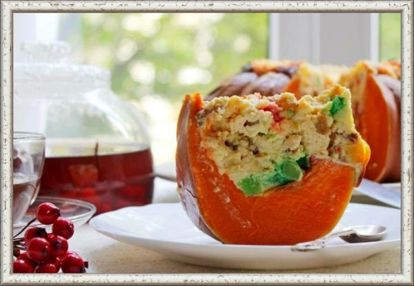 6. Сырник в тыкве. Продукты: тыква 1 кг, творог 500 г, 2 яйца, сахар 2 столовых ложки, манная крупа 1 ст. л., ягоды годжи 1 ст. л., инжир вяленый 4 шт., изюм 100 г, цукаты 100 г. Приготовление: У тыквы срезать верхушку, ложкой очистить ее от семян. В творог добавить сахар, манку, цукаты, сухофрукты, яйцо и хорошо перемешать. Творожную массу выложить в очищенную тыкву, прикрыть верхушкой и выпекать минут 45 до готовности тыквы. В процессе тыкву можно накрыть фольгой чтобы верх не пригорел. 6. Сырник в тыкве. Продукты: тыква 1 кг, творог 500 г, 2 яйца, сахар 2 столовых ложки, манная крупа 1 ст. л., ягоды годжи 1 ст. л., инжир вяленый 4 шт., изюм 100 г, цукаты 100 г. Приготовление: У тыквы срезать верхушку, ложкой очистить ее от семян. В творог добавить сахар, манку, цукаты, сухофрукты, яйцо и хорошо перемешать. Творожную массу выложить в очищенную тыкву, прикрыть верхушкой и выпекать минут 45 до готовности тыквы. В процессе тыкву можно накрыть фольгой чтобы верх не пригорел.