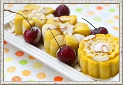 8. Тыквенное мороженое. Продукты: 1 небольшая тыква, молоко 200 мл, сливки 200 мл, сахар 4 ст. л. Приготовление: нарезать тыкву на равные дольки небольшого размера. Нарезанную тыкву поместить в микроволновую печь на 5-7 минут. С готовой тыквы снять кожуру. Поместить тыкву с блендер, добавить молоко, сливки и сахар. Все перемешать до однородной массы. Полученную массу налить в формочки для мороженого и поставить в морозилку на 2-3 часа. Готовое мороженое извлечь из форм. 8. Тыквенное мороженое. Продукты: 1 небольшая тыква, молоко 200 мл, сливки 200 мл, сахар 4 ст. л. Приготовление: нарезать тыкву на равные дольки небольшого размера. Нарезанную тыкву поместить в микроволновую печь на 5-7 минут. С готовой тыквы снять кожуру. Поместить тыкву с блендер, добавить молоко, сливки и сахар. Все перемешать до однородной массы. Полученную массу налить в формочки для мороженого и поставить в морозилку на 2-3 часа. Готовое мороженое извлечь из форм.