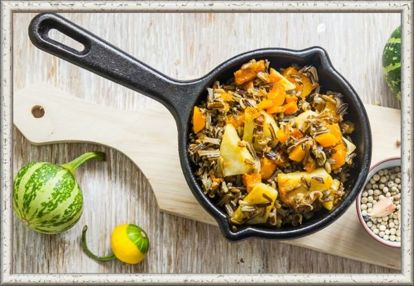 3. Дикий рис с печеными корнеплодами и тыквой. Продукты: 2 стакана готового дикого риса, 300 г тыквы, 1 большая морковка, половина среднего корня сельдерея, 2 луковицы, оливковое масло, молотая зира, соль, молотый черный перец. Приготовление: Разогреть духовку до 200 °. Очистить тыкву, морковь и сельдерей, нарезать средними ломтиками. Полить маслом, посолить, поперчить, добавить зиру, перемешать и выложить на застеленный пергаментом противень. Запекать до мягкости, примерно 25 мин. Лук очистить, измельчить. Обжарить в масле с солью в сковороде до золотистого цвета. Смешать овощи, рис и лук, прогреть в духовке, 5 минут. 3. Дикий рис с печеными корнеплодами и тыквой. Продукты: 2 стакана готового дикого риса, 300 г тыквы, 1 большая морковка, половина среднего корня сельдерея, 2 луковицы, оливковое масло, молотая зира, соль, молотый черный перец. Приготовление: Разогреть духовку до 200 °. Очистить тыкву, морковь и сельдерей, нарезать средними ломтиками. Полить маслом, посолить, поперчить, добавить зиру, перемешать и выложить на застеленный пергаментом противень. Запекать до мягкости, примерно 25 мин. Лук очистить, измельчить. Обжарить в масле с солью в сковороде до золотистого цвета. Смешать овощи, рис и лук, прогреть в духовке, 5 минут.