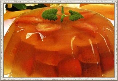 11. Желе с кусочками фруктов. Ингредиенты: по баночке консервированных ананасов и персиков, 1 стакан консервированной черешни без косточек, 1 киви, по 1 стакану сока из персиков, вишен и ананасов, 50 г желатина, гроздь винограда. Приготовление: Желатин залить водой. Нагреть на водяной бане, постоянно помешивая, до полного растворения. Разделить желатиновую массу на 3 равные части. И разлить в ананасовый, персиковый и вишневый сок. В форму налить ананасовый сок, украсить фруктами и убрать в холодильник. Те же самые манипуляции произвести с персиковым и черешневым соком. Пред подачей желе перевернуть на плоское блюдо. 11. Желе с кусочками фруктов. Ингредиенты: по баночке консервированных ананасов и персиков, 1 стакан консервированной черешни без косточек, 1 киви, по 1 стакану сока из персиков, вишен и ананасов, 50 г желатина, гроздь винограда. Приготовление: Желатин залить водой. Нагреть на водяной бане, постоянно помешивая, до полного растворения. Разделить желатиновую массу на 3 равные части. И разлить в ананасовый, персиковый и вишневый сок. В форму налить ананасовый сок, украсить фруктами и убрать в холодильник. Те же самые манипуляции произвести с персиковым и черешневым соком. Пред подачей желе перевернуть на плоское блюдо.