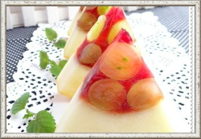 12. Десерт "Сочные дольки". Ингредиенты: 1 дыня (средняя круглая), виноград (зеленый без косточек) - 250 г, сок свежий вишневый - 250 мл, желатин - 18 г, вода кипяченая - 120 мл, сахар - 60 г. Приготовление: дыню помыть отрезать верхушку, ложкой удалить семена. С помощью столовой ложки снять часть мякоти дыни. Заполнить дыню виноградом. Желатин замочить на 30-40 минут в холодной кипяченой воде, добавить сахар и нагреть до полного растворения. Влить процеженный вишневый сок. Залить дыню вишневым желе, поместить её в холодильник на ночь. Нарезать дыню сначала на круги, затем на треугольники. 12. Десерт "Сочные дольки". Ингредиенты: 1 дыня (средняя круглая), виноград (зеленый без косточек) - 250 г, сок свежий вишневый - 250 мл, желатин - 18 г, вода кипяченая - 120 мл, сахар - 60 г. Приготовление: дыню помыть отрезать верхушку, ложкой удалить семена. С помощью столовой ложки снять часть мякоти дыни. Заполнить дыню виноградом. Желатин замочить на 30-40 минут в холодной кипяченой воде, добавить сахар и нагреть до полного растворения. Влить процеженный вишневый сок. Залить дыню вишневым желе, поместить её в холодильник на ночь. Нарезать дыню сначала на круги, затем на треугольники.