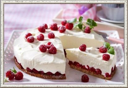10. Торт из творога без выпечки. Продукты: печенье – 350 г, масло сливочное – 125 г, сахар – 200 г, творог – 250 г, вода – 100 мл, фрукты – 200 г, желатин – 1 упаковка. Приготовление: печенье измельчить и смешать с подтаявшим маслом. Утрамбовать массу на дно формы. Творог протереть через сито и соединить с сахаром. Желатин залить кипятком и размешать до полного растворения. Добавить творожную смесь и хорошенько перемешать, не снимая с огня. Довести до закипания и сразу снять с плиты. Дать остыть. Залить в форму, распределив по всей поверхности коржа. Отправить для застывания в холодильник на 5-6 часов. Украсить фруктами. 10. Торт из творога без выпечки. Продукты: печенье – 350 г, масло сливочное – 125 г, сахар – 200 г, творог – 250 г, вода – 100 мл, фрукты – 200 г, желатин – 1 упаковка. Приготовление: печенье измельчить и смешать с подтаявшим маслом. Утрамбовать массу на дно формы. Творог протереть через сито и соединить с сахаром. Желатин залить кипятком и размешать до полного растворения. Добавить творожную смесь и хорошенько перемешать, не снимая с огня. Довести до закипания и сразу снять с плиты. Дать остыть. Залить в форму, распределив по всей поверхности коржа. Отправить для застывания в холодильник на 5-6 часов. Украсить фруктами.