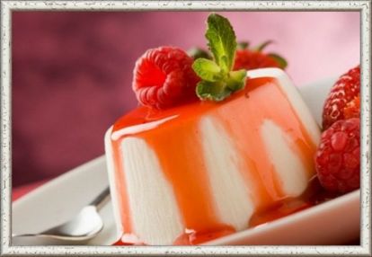7. Панна-котта. Продукты: 400 г творожной массы, 300 г сметаны, 200 г молока, 15 г желатина, сахарная пудра. Приготовление: заливаем желатин кипятком и оставляем набухать. Блендером взбиваем творожную массу с молоком и творогом. Ложкой размешиваем желатин до однородной консистенции, а затем вливаем в творожную смесь. Перемешиваем еще раз в блендере. Затем добавляем сахарную пудру и еще раз взбиваем. Разливаем по креманкам и отправляем в холодильник. Десерт будет готов к употреблению через 25–40 минут. 7. Панна-котта. Продукты: 400 г творожной массы, 300 г сметаны, 200 г молока, 15 г желатина, сахарная пудра. Приготовление: заливаем желатин кипятком и оставляем набухать. Блендером взбиваем творожную массу с молоком и творогом. Ложкой размешиваем желатин до однородной консистенции, а затем вливаем в творожную смесь. Перемешиваем еще раз в блендере. Затем добавляем сахарную пудру и еще раз взбиваем. Разливаем по креманкам и отправляем в холодильник. Десерт будет готов к употреблению через 25–40 минут.
