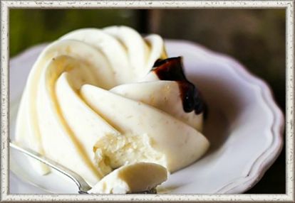4. Желейный рисовый десерт. Продукты: 4 столовые ложки вареного риса, 150 г творога, 1 столовая ложка желатина, 5 столовых ложек нежирных сливок, 2 столовых ложки сахара, ванильный сахар, корица молотая. Приготовление: рис отвариваем в подслащенной воде до готовности. Желатин замачиваем в теплой воде, даем набухнуть и распускаем на водяной бане. Соединяем творог, сливки, сахар, ванильный сахар, корицу и взбиваем блендером. К творожной массе добавляем желатиновую массу и рис. Тщательно перемешиваем. Разливаем массу по формочкам и отправляем в холодильник застывать. 4. Желейный рисовый десерт. Продукты: 4 столовые ложки вареного риса, 150 г творога, 1 столовая ложка желатина, 5 столовых ложек нежирных сливок, 2 столовых ложки сахара, ванильный сахар, корица молотая. Приготовление: рис отвариваем в подслащенной воде до готовности. Желатин замачиваем в теплой воде, даем набухнуть и распускаем на водяной бане. Соединяем творог, сливки, сахар, ванильный сахар, корицу и взбиваем блендером. К творожной массе добавляем желатиновую массу и рис. Тщательно перемешиваем. Разливаем массу по формочкам и отправляем в холодильник застывать.