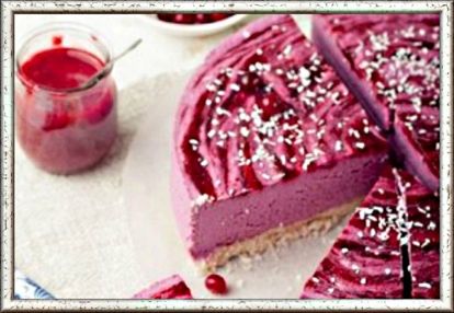 12. Торт из сока. Творог 400 г, шоколад 150 г, хлопья кукурузные 100 г, слива 700 г, сахар 220 г, сок виноградный 250 мл, сливки 200 мл, желатин 2 ст.л. Растопить шоколад и соединить с хлопьями. Сформировать корж, распределив его на дне формы с пергаментом. Поставить в холодильник для застывания. Подогреть немного сока и растворить в нем желатин. Оставшийся сок проварить со сливами без косточек и сахаром. Дать остыть и пюрировать. Добавить желатин, взбить блендером. Взбить творог со сливками, добавить 2/3 пюре, взбить. Распределить массу поверх шоколадного слоя с хлопьями. Оставшуюся треть сливового пюре наливать ложкой, создавая подобие мраморных разводов. Поставить в холодильник на 2 ч. 12. Торт из сока. Творог 400 г, шоколад 150 г, хлопья кукурузные 100 г, слива 700 г, сахар 220 г, сок виноградный 250 мл, сливки 200 мл, желатин 2 ст.л. Растопить шоколад и соединить с хлопьями. Сформировать корж, распределив его на дне формы с пергаментом. Поставить в холодильник для застывания. Подогреть немного сока и растворить в нем желатин. Оставшийся сок проварить со сливами без косточек и сахаром. Дать остыть и пюрировать. Добавить желатин, взбить блендером. Взбить творог со сливками, добавить 2/3 пюре, взбить. Распределить массу поверх шоколадного слоя с хлопьями. Оставшуюся треть сливового пюре наливать ложкой, создавая подобие мраморных разводов. Поставить в холодильник на 2 ч.