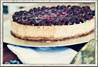 13. Творожно-черничный торт без выпечки. Продукты: творог – 500 г, черника – 400 г, сметана – 400 г, сахар – 250 г, желатин – 20 г, печенье – 300 г, масло сливочное – 150 г. Приготовление: измельчить печенье в крошку. Растопить масло, смешать с печеньем. Утрамбовать на дно формы. Взбить сметану с сахаром. Творог протереть через сито. Добавить взбитую сметану. Взбить блендером. Замочить в холодной воде желатин минут на 15. Чернику превратить в пюре. Подготовленный желатин добавить к обеим массам. Хорошо перемешать. В форму выложить творожную массу. Потом черничный слой. Украсив целыми ягодками черники, отправить в холодильник. 13. Творожно-черничный торт без выпечки. Продукты: творог – 500 г, черника – 400 г, сметана – 400 г, сахар – 250 г, желатин – 20 г, печенье – 300 г, масло сливочное – 150 г. Приготовление: измельчить печенье в крошку. Растопить масло, смешать с печеньем. Утрамбовать на дно формы. Взбить сметану с сахаром. Творог протереть через сито. Добавить взбитую сметану. Взбить блендером. Замочить в холодной воде желатин минут на 15. Чернику превратить в пюре. Подготовленный желатин добавить к обеим массам. Хорошо перемешать. В форму выложить творожную массу. Потом черничный слой. Украсив целыми ягодками черники, отправить в холодильник.
