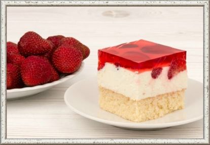 5. Мини-чизкейк с клубникой. 150 г печенья, 50 г слив. масла, 9 ст.л. сахара, 200 мл сливок, 100 г белого шоколада, 500 г творога, 2 ст.л. желатина, 1 ч.л. ванилина, 300 г клубники. Измельчаем печенье, доб. растопл. масло и 1 ст. л. сахара. Выкладываем на дно формочек и в холодильник. В 100 мл сливок растапливаем шоколад. Заливаем желатин 100 мл воды, перемешиваем, доб. к сливкам. Творог смешиваем с 5 ст. л. сахара. 100 мл сливок взбиваем, доб. к творогу. Соединяем обе смеси, раскладываем по формочкам поверх основы и ставим в холодильник. Клубнику с 3 ст. л. сахара кипятим на среднем огне 5 мин. Растворяем в воде 1 ст. л. желатина и доб.к клубнике. Клубничное желе выкладываем на творожный крем и снова в холодильник. 5. Мини-чизкейк с клубникой. 150 г печенья, 50 г слив. масла, 9 ст.л. сахара, 200 мл сливок, 100 г белого шоколада, 500 г творога, 2 ст.л. желатина, 1 ч.л. ванилина, 300 г клубники. Измельчаем печенье, доб. растопл. масло и 1 ст. л. сахара. Выкладываем на дно формочек и в холодильник. В 100 мл сливок растапливаем шоколад. Заливаем желатин 100 мл воды, перемешиваем, доб. к сливкам. Творог смешиваем с 5 ст. л. сахара. 100 мл сливок взбиваем, доб. к творогу. Соединяем обе смеси, раскладываем по формочкам поверх основы и ставим в холодильник. Клубнику с 3 ст. л. сахара кипятим на среднем огне 5 мин. Растворяем в воде 1 ст. л. желатина и доб.к клубнике. Клубничное желе выкладываем на творожный крем и снова в холодильник.