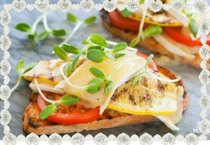 5. Бутерброды с кабачками. Для приготовления нужен батон, ломтики кабачка, приправленные солью и черным перцем и обжаренные на гриле, чеснок (чтобы натереть им хлеб), сыр бри, помидор и зелень. 5. Бутерброды с кабачками. Для приготовления нужен батон, ломтики кабачка, приправленные солью и черным перцем и обжаренные на гриле, чеснок (чтобы натереть им хлеб), сыр бри, помидор и зелень.