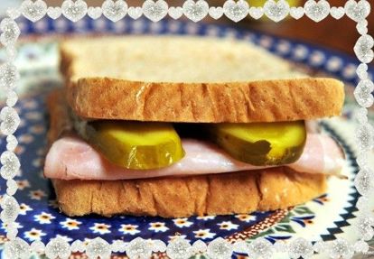 3. Бутерброд с солеными огурцами. Для него понадобятся ломтики белого хлеба, майонез, солёный огурец, ветчина щепотка чёрного молотого перца. 3. Бутерброд с солеными огурцами. Для него понадобятся ломтики белого хлеба, майонез, солёный огурец, ветчина щепотка чёрного молотого перца.