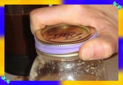 3. Тугие крышки банок. Открыть крышку на любой банке будет гораздо легче, если обернуть её края резиновой лентой. 3. Тугие крышки банок. Открыть крышку на любой банке будет гораздо легче, если обернуть её края резиновой лентой.