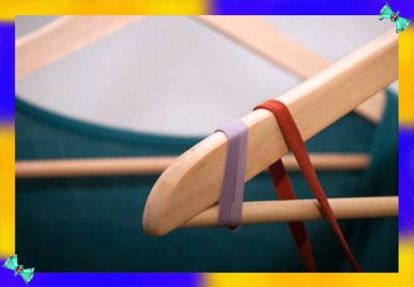 2. Скользкие плечики. Если бретельки платья постоянно соскальзывают с вешалки - намотайте по её краям резинку в несколько слоёв. 2. Скользкие плечики. Если бретельки платья постоянно соскальзывают с вешалки - намотайте по её краям резинку в несколько слоёв.