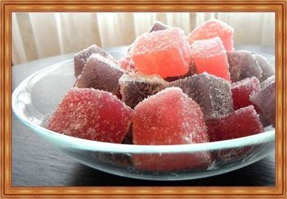 6. Мармелад из алычи. Алыча - 1,5 кг, сахар – 500 г. Промыть плоды, удалить косточки и измельчить с помощью блендера в пюре. Добавить 100 грамм сахара и поставить на огонь. Когда масса закипит добавить еще 10 г сахара, а через 20 минут остальной сахар. Хорошо размешать. Варить мармеладную массу до загустения, постоянно помешивая. Когда мармелад достигнет нужной густоты, вылить его в форму, застеленную пергаментом и отправить в холодильник до полного застывания. Готовый мармелад порезать, обвалять в сахаре и выложить на блюдо. 6. Мармелад из алычи. Алыча - 1,5 кг, сахар – 500 г. Промыть плоды, удалить косточки и измельчить с помощью блендера в пюре. Добавить 100 грамм сахара и поставить на огонь. Когда масса закипит добавить еще 10 г сахара, а через 20 минут остальной сахар. Хорошо размешать. Варить мармеладную массу до загустения, постоянно помешивая. Когда мармелад достигнет нужной густоты, вылить его в форму, застеленную пергаментом и отправить в холодильник до полного застывания. Готовый мармелад порезать, обвалять в сахаре и выложить на блюдо.
