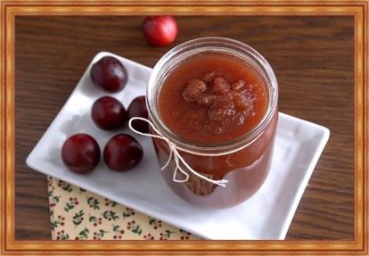 3. Повидло из алычи. Для приготовления пюре плоды без косточек тушить с добавлением небольшого количества воды до размягчения. Перетереть через сито или дуршлаг. Довести сырье до кипения. На 1 кг пюре взять 1кг сахара и уварить до желаемой густоты на небольшом огне, помешивая, чтобы не пригорело. Сахар добавлять не сразу, а постепенно. Как только повидло будет готово, сразу нужно фасовать его по банкам и закатать. 3. Повидло из алычи. Для приготовления пюре плоды без косточек тушить с добавлением небольшого количества воды до размягчения. Перетереть через сито или дуршлаг. Довести сырье до кипения. На 1 кг пюре взять 1кг сахара и уварить до желаемой густоты на небольшом огне, помешивая, чтобы не пригорело. Сахар добавлять не сразу, а постепенно. Как только повидло будет готово, сразу нужно фасовать его по банкам и закатать.