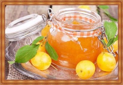 4. Варенье из алычи без косточек. 1 кг алычи, 1,4 кг сахара, 1,5 стакана воды. Плоды на 1-2 мин опустить в кипяток, охладить, снять кожицу, удалить косточки и опустить в подкисленную воду (2 г лимонной кислоты на 1 л воды). Подготовленную алычу залить горячим сиропом и отставить на 4 ч. Затем сироп слить, довести до кипения, 15 мин кипятить и залить им плоды на 4 часа. Операцию повторить еще 2 раза, последний раз варить до готовности (около 20 мин). 4. Варенье из алычи без косточек. 1 кг алычи, 1,4 кг сахара, 1,5 стакана воды. Плоды на 1-2 мин опустить в кипяток, охладить, снять кожицу, удалить косточки и опустить в подкисленную воду (2 г лимонной кислоты на 1 л воды). Подготовленную алычу залить горячим сиропом и отставить на 4 ч. Затем сироп слить, довести до кипения, 15 мин кипятить и залить им плоды на 4 часа. Операцию повторить еще 2 раза, последний раз варить до готовности (около 20 мин).