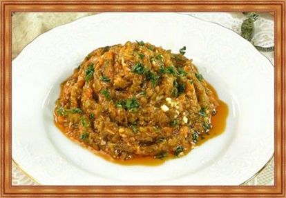 10. Огуречная икра. Продукты: крупные огурцы – 1 кг, сладкий перчик – 2 шт., лук – 200 г, томаты – 0.5 кг, морковь – 300 г, соль – 60 г, растительное масло. Приготовление: огурцы очистить, выбрать семена, крупно натереть. Помидоры ошпарить, снять кожицу, провернуть плоды через мясорубку. Перец запечь в духовке, очистить от семян и кожицы, нарезать кубиками. Морковь натереть, переложить на сковороду с маслом. Лук нашинковать полукольцами, добавить к моркови и вместе обжарить. Все овощи соединить, всыпать соль, перемешать и варить 40 – 45 минут. Разложить икру по баночкам, закатать и укутать. 10. Огуречная икра. Продукты: крупные огурцы – 1 кг, сладкий перчик – 2 шт., лук – 200 г, томаты – 0.5 кг, морковь – 300 г, соль – 60 г, растительное масло. Приготовление: огурцы очистить, выбрать семена, крупно натереть. Помидоры ошпарить, снять кожицу, провернуть плоды через мясорубку. Перец запечь в духовке, очистить от семян и кожицы, нарезать кубиками. Морковь натереть, переложить на сковороду с маслом. Лук нашинковать полукольцами, добавить к моркови и вместе обжарить. Все овощи соединить, всыпать соль, перемешать и варить 40 – 45 минут. Разложить икру по баночкам, закатать и укутать.