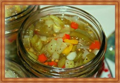 8. «Тушенка» из переросших огурцов на зиму. Продукты: Огурцы, помидоры, сладкий перец, морковь, лук, зелень, растительное масло, молотый перчик, соль. Количество продуктов и приправ можно варьировать по своему вкусу. Приготовление: большие огурцы очистить, разрезать на 4 части и вырезать серединку с семенами. Далее подготовленные ломтики нарезать кубиками, выложить в горячее масло на сковороду и обжарить до прозрачности. Остальные овощи обработать, нарезать кубиками или ломтиками, добавить к огурцам. По вкусу в овощную смесь добавить специи, тушить до готовности всех овощей. Смесь разложить в горячую тару, сразу же закатать крышками и укутать «тушенку» шубкой. 8. «Тушенка» из переросших огурцов на зиму. Продукты: Огурцы, помидоры, сладкий перец, морковь, лук, зелень, растительное масло, молотый перчик, соль. Количество продуктов и приправ можно варьировать по своему вкусу. Приготовление: большие огурцы очистить, разрезать на 4 части и вырезать серединку с семенами. Далее подготовленные ломтики нарезать кубиками, выложить в горячее масло на сковороду и обжарить до прозрачности. Остальные овощи обработать, нарезать кубиками или ломтиками, добавить к огурцам. По вкусу в овощную смесь добавить специи, тушить до готовности всех овощей. Смесь разложить в горячую тару, сразу же закатать крышками и укутать «тушенку» шубкой.