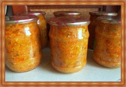 11. Заправка для первых блюд из переросших огурцов. Продукты: огурцы – 1 кг, лук – 200 г, морковь – 200 г, чеснок – крупная головка, лимонная кислота – 5 г, соль – 25 г, эстрагон свежий – по желанию. Приготовление: мякоть огурцов без кожуры и крупных семечек нарезать кубиками. Так же нарезать очищенные корнеплоды моркови. Чеснок мелко нарезать, лук нашинковать. Продукты выложить в миску, добавить лимонку и соль. Смешать, оставить на час. Далее прокипятить массу в течение 15 минут и закатать. 11. Заправка для первых блюд из переросших огурцов. Продукты: огурцы – 1 кг, лук – 200 г, морковь – 200 г, чеснок – крупная головка, лимонная кислота – 5 г, соль – 25 г, эстрагон свежий – по желанию. Приготовление: мякоть огурцов без кожуры и крупных семечек нарезать кубиками. Так же нарезать очищенные корнеплоды моркови. Чеснок мелко нарезать, лук нашинковать. Продукты выложить в миску, добавить лимонку и соль. Смешать, оставить на час. Далее прокипятить массу в течение 15 минут и закатать.