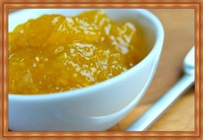14. Варенье из переросших огурцов с облепихой. Продукты: очищенные огурцы – 1 кг, облепиха – 0.5 кг, сахар – 1,100 кг, ледяная вода. Приготовление: огурцы разрезать на 4 части, очистить серединку от семян, нарезать кубиками и пересыпать в удобную посуду. Залить ледяной водой на 10 минут, после чего воду слить, а огурчики засыпать сахаром (из общего веса взять 100 г). Чистую, сухую облепиху потолочь, смешать с сахаром, на огне довести до кипения. Далее дать сладкой массе остыть, отцедить сироп, залить им огурцы и поставить на огонь. Нагрев плиты не должен быть сильным, лучше установить чуть ниже среднего. Варить кусочки огурцов, пока они не станут прозрачными. Далее разлить в пол литровые баночки и закатать. 14. Варенье из переросших огурцов с облепихой. Продукты: очищенные огурцы – 1 кг, облепиха – 0.5 кг, сахар – 1,100 кг, ледяная вода. Приготовление: огурцы разрезать на 4 части, очистить серединку от семян, нарезать кубиками и пересыпать в удобную посуду. Залить ледяной водой на 10 минут, после чего воду слить, а огурчики засыпать сахаром (из общего веса взять 100 г). Чистую, сухую облепиху потолочь, смешать с сахаром, на огне довести до кипения. Далее дать сладкой массе остыть, отцедить сироп, залить им огурцы и поставить на огонь. Нагрев плиты не должен быть сильным, лучше установить чуть ниже среднего. Варить кусочки огурцов, пока они не станут прозрачными. Далее разлить в пол литровые баночки и закатать.