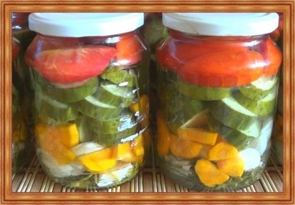3. Салат из огурцов на зиму «Ассорти». Продукты: 5 кг огурцов, 6 – 8 сладких перцев, 2, 5 кг помидоров, 8 больших луковиц, 1,5 ст. сахара, 1, 5 ст. подсолнечного масла, 1 ст. уксуса, 3 ст. л. соли, 1 – 2 зубчика чеснока. Приготовление: овощи выложить слоями в банки, залить по плечики кипятком и оставить на 5 минут, потом воду слить и повторить процедуру. Снова слить воду, добавить в нее специи - закипятить и вылить в банки. Закатать. 3. Салат из огурцов на зиму «Ассорти». Продукты: 5 кг огурцов, 6 – 8 сладких перцев, 2, 5 кг помидоров, 8 больших луковиц, 1,5 ст. сахара, 1, 5 ст. подсолнечного масла, 1 ст. уксуса, 3 ст. л. соли, 1 – 2 зубчика чеснока. Приготовление: овощи выложить слоями в банки, залить по плечики кипятком и оставить на 5 минут, потом воду слить и повторить процедуру. Снова слить воду, добавить в нее специи - закипятить и вылить в банки. Закатать.
