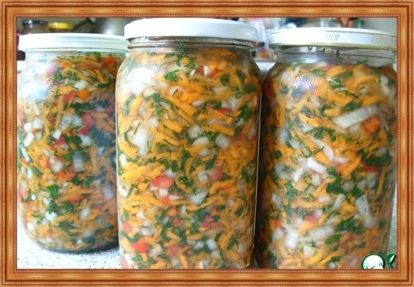 13. Заправка для солянок. Продукты: огурцы - 2 кг, лук репчатый - 300 г, морковь - 300 г, чеснок - 1 головка, укроп, петрушка - по вкусу, сахар - 3 ст. л., соль - 1,5-2 ст. л., уксус 9 % - 7 ст. л., растительное масло - 1 стакан. Приготовление: режем зелень, огурцы и лук кубиками. Морковь - на терке, чеснок - на давилке. Добавляем 3 ст. ложки сахара, 1,5-2 ст. ложки соли, 7 ст. ложек уксуса 9%, 1 стакан растительного масла. Все хорошо перемешиваем и оставляем на 3-4 часа. Потом выкладываем все в кастрюлю и ставим на огонь. Как закипит, даем побурлить 5-10 мин. Раскладываем заправку по баночкам и закатываем. 13. Заправка для солянок. Продукты: огурцы - 2 кг, лук репчатый - 300 г, морковь - 300 г, чеснок - 1 головка, укроп, петрушка - по вкусу, сахар - 3 ст. л., соль - 1,5-2 ст. л., уксус 9 % - 7 ст. л., растительное масло - 1 стакан. Приготовление: режем зелень, огурцы и лук кубиками. Морковь - на терке, чеснок - на давилке. Добавляем 3 ст. ложки сахара, 1,5-2 ст. ложки соли, 7 ст. ложек уксуса 9%, 1 стакан растительного масла. Все хорошо перемешиваем и оставляем на 3-4 часа. Потом выкладываем все в кастрюлю и ставим на огонь. Как закипит, даем побурлить 5-10 мин. Раскладываем заправку по баночкам и закатываем.