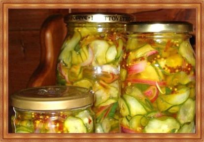 5. Овощная смесь. Продукты: 1 кг переросших огурцов, 200 г моркови, 200 г репчатого лука, 1 головка чеснока, 50 г зелени (эстрагон), 5 г лимонной или аскорбиновой кислоты, 25 г соли. Приготовление: переросшие огурцы вымыть, очистить от твердой кожицы, освободить от семян, оставшуюся мякоть нарезать соломкой или кубиками. Морковь вымыть, почистить, нарезать так же, как и огурцы. Репчатый лук очистить и нашинковать. Чеснок разобрать на дольки, освободить от шелухи и мелко нарезать. Зелень эстрагона тщательно промыть и измельчить. Соединить все овощи и зелень, пересыпав их солью и добавив аскорбиновую или лимонную кислоту, оставить на 1 час до выделения сока. После этого смесь прокипятить в течение 10–15 минут, затем горячей разложить в банки и закатать крышками. 5. Овощная смесь. Продукты: 1 кг переросших огурцов, 200 г моркови, 200 г репчатого лука, 1 головка чеснока, 50 г зелени (эстрагон), 5 г лимонной или аскорбиновой кислоты, 25 г соли. Приготовление: переросшие огурцы вымыть, очистить от твердой кожицы, освободить от семян, оставшуюся мякоть нарезать соломкой или кубиками. Морковь вымыть, почистить, нарезать так же, как и огурцы. Репчатый лук очистить и нашинковать. Чеснок разобрать на дольки, освободить от шелухи и мелко нарезать. Зелень эстрагона тщательно промыть и измельчить. Соединить все овощи и зелень, пересыпав их солью и добавив аскорбиновую или лимонную кислоту, оставить на 1 час до выделения сока. После этого смесь прокипятить в течение 10–15 минут, затем горячей разложить в банки и закатать крышками.