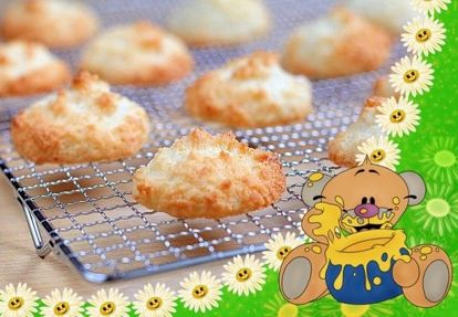 2. Кокосовое печенье. Продукты: яйца - 1-2 шт., сахар - 150 г, кокосовая стружка - 150 г. Приготовление: Смешать сахар и яйцо. Взбить миксером, чтобы сахар полностью растворился. Добавить кокосовую стружку. Тщательно перемешать. Тесто для кокосового печенья должно быть достаточно густым, чтобы его можно было формировать руками. При необходимости нужно добавить еще кокосовой стружки. Включить духовку (разогреть до 190 градусов). Застелить противень пергаментом. Сформировать печенье влажными руками. Поставить противень в верхнюю часть духовки. Кокосовое печенье выпекать 15-20 минут при температуре 180-200 градусов до золотистого цвета. Остудить кокосовое печенье в духовке. Это печенье можно также приготовить в микроволновой печи. Для этого выложить сформированное печенье на пергаментную бумагу. Выпекать кокосовое печенье можно и на микроволнах, и в режиме "гриль" 5-6 минут. 2. Кокосовое печенье. Продукты: яйца - 1-2 шт., сахар - 150 г, кокосовая стружка - 150 г. Приготовление: Смешать сахар и яйцо. Взбить миксером, чтобы сахар полностью растворился. Добавить кокосовую стружку. Тщательно перемешать. Тесто для кокосового печенья должно быть достаточно густым, чтобы его можно было формировать руками. При необходимости нужно добавить еще кокосовой стружки. Включить духовку (разогреть до 190 градусов). Застелить противень пергаментом. Сформировать печенье влажными руками. Поставить противень в верхнюю часть духовки. Кокосовое печенье выпекать 15-20 минут при температуре 180-200 градусов до золотистого цвета. Остудить кокосовое печенье в духовке. Это печенье можно также приготовить в микроволновой печи. Для этого выложить сформированное печенье на пергаментную бумагу. Выпекать кокосовое печенье можно и на микроволнах, и в режиме "гриль" 5-6 минут.