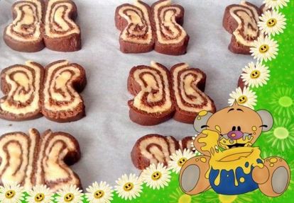4. Печенье "Бабочки". Продукты: масло сливочное мягкое - 125 г, яйцо - 1 шт., сахар - 120 г, мука - 150 г, крахмал - 1,5 ст. л., сода - 0,5 ч. л., какао - 1 ст. л., ванилин. Приготовление: масло растереть с сахаром и яйцом до однородной массы. В другой чаше смешать просеянную муку, крахмал, соду. Тесто разделить пополам. В одну половину добавить какао, в другую ванилин. Далее в каждую чашу поочередно добавлять мучную смесь по 2 ст. л., пока она не закончится. Также при необходимости для эластичности теста можно добавить еще муки в обе половины замеса. На доску выстелить пищевую пленку, по ней распределить равномерно шоколадное тесто, убрать с доски. То же самое сделать с ванильной половиной. Далее шоколадное тесто выложить сверху белого, прижать (можно скалкой). Разрезать по короткой стороне пополам, свернуть рулеты и приложить их плотно друг к другу, чтоб внешний "шов" был снаружи. Отправить в холодильник на 30-40 минут. По истечении времени вытащить, разрезать на пластинки по 7-9 мм. Посередине с боков сделать углубление, выложить на смазанную бумагу. Выпекать 10-12 минут при 180 градусах. 4. Печенье "Бабочки". Продукты: масло сливочное мягкое - 125 г, яйцо - 1 шт., сахар - 120 г, мука - 150 г, крахмал - 1,5 ст. л., сода - 0,5 ч. л., какао - 1 ст. л., ванилин. Приготовление: масло растереть с сахаром и яйцом до однородной массы. В другой чаше смешать просеянную муку, крахмал, соду. Тесто разделить пополам. В одну половину добавить какао, в другую ванилин. Далее в каждую чашу поочередно добавлять мучную смесь по 2 ст. л., пока она не закончится. Также при необходимости для эластичности теста можно добавить еще муки в обе половины замеса. На доску выстелить пищевую пленку, по ней распределить равномерно шоколадное тесто, убрать с доски. То же самое сделать с ванильной половиной. Далее шоколадное тесто выложить сверху белого, прижать (можно скалкой). Разрезать по короткой стороне пополам, свернуть рулеты и приложить их плотно друг к другу, чтоб внешний "шов" был снаружи. Отправить в холодильник на 30-40 минут. По истечении времени вытащить, разрезать на пластинки по 7-9 мм. Посередине с боков сделать углубление, выложить на смазанную бумагу. Выпекать 10-12 минут при 180 градусах.