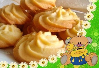 7. Печенье «Минутка». Продукты: мука пшеничная - 300-400 г (2-3 стакана), маргарин - 200-250 г, молоко - 60 г, сахар - 150 г, сахар ванильный - 1 ч. л. Приготовление: маргарин вынуть из холодильника. Когда он подтает, размять до консистенции густой сметаны. Смешать с обычным и ванильным сахаром. Все взбить до образования пышной массы. Затем добавить небольшими порциями молоко. Когда сахар растворится, прибавить просеянную муку (300-350 г). Все хорошо перемешать. Включить духовку, разогреть ее до 180-200 градусов. Печенье нужно ставить только в хорошо прогретую духовку, иначе оно расплывется и потеряет форму. Тестом заполнить кондитерский мешок с зубчатой трубочкой и отсадить изделия в виде ромашки. Выпекать 20-25 минут. 7. Печенье «Минутка». Продукты: мука пшеничная - 300-400 г (2-3 стакана), маргарин - 200-250 г, молоко - 60 г, сахар - 150 г, сахар ванильный - 1 ч. л. Приготовление: маргарин вынуть из холодильника. Когда он подтает, размять до консистенции густой сметаны. Смешать с обычным и ванильным сахаром. Все взбить до образования пышной массы. Затем добавить небольшими порциями молоко. Когда сахар растворится, прибавить просеянную муку (300-350 г). Все хорошо перемешать. Включить духовку, разогреть ее до 180-200 градусов. Печенье нужно ставить только в хорошо прогретую духовку, иначе оно расплывется и потеряет форму. Тестом заполнить кондитерский мешок с зубчатой трубочкой и отсадить изделия в виде ромашки. Выпекать 20-25 минут.