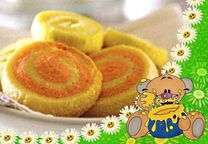 15. Цитрусовое печенье. Продукты: масло сливочное (размягченное) - 125 г, яичный желток - 1 шт., мука - 200 г, разрыхлитель - 1 ч. л., соль - 1/8 ч. л., сахар - 100 г, ванильный экстракт - 1 ч. л., лимонный экстракт - 0,25 ч. л., апельсиновый экстракт - 0,5 ч. л., краситель пищевой желтый и красный - по 3 капли. Приготовление: в миске смешать муку, разрыхлитель и соль. В другой миске взбить сливочное масло с сахаром до кремообразного состояния. Добавить ванильный экстракт и яичный желток, хорошо перемешать. Постепенно ввести муку, замесить однородное тесто. Из пергамента вырезать два больших квадрата, присыпать сахарной пудрой. Тесто разделить на 4 части. В две части добавить лимонный экстракт и желтый краситель, в оставшиеся две - красный краситель и апельсиновый экстракт. Взять один кусок «лимонного» теста, положить между двух листов пергамента и раскатать скалкой прямоугольник размером 30х15 см. Так же поступить с «апельсиновым» куском теста. Положить его на «лимонный» пласт, свернуть длинным рулетом, завернуть в пищевую пленку и положить рулет в холодильник на 30 минут. Проделать ту же процедуру с оставшимися двумя кусками теста. Включить духовку на 180 градусов. Охлажденное тесто достать из холодильника (по одному рулету) и нарезать кружочками толщиной 5 мм. Выложить эти кружочки на два больших противня на расстоянии 2,5 см друг от друга. Поместить в разогретую духовку, выпекать 12-15 минут. 15. Цитрусовое печенье. Продукты: масло сливочное (размягченное) - 125 г, яичный желток - 1 шт., мука - 200 г, разрыхлитель - 1 ч. л., соль - 1/8 ч. л., сахар - 100 г, ванильный экстракт - 1 ч. л., лимонный экстракт - 0,25 ч. л., апельсиновый экстракт - 0,5 ч. л., краситель пищевой желтый и красный - по 3 капли. Приготовление: в миске смешать муку, разрыхлитель и соль. В другой миске взбить сливочное масло с сахаром до кремообразного состояния. Добавить ванильный экстракт и яичный желток, хорошо перемешать. Постепенно ввести муку, замесить однородное тесто. Из пергамента вырезать два больших квадрата, присыпать сахарной пудрой. Тесто разделить на 4 части. В две части добавить лимонный экстракт и желтый краситель, в оставшиеся две - красный краситель и апельсиновый экстракт. Взять один кусок «лимонного» теста, положить между двух листов пергамента и раскатать скалкой прямоугольник размером 30х15 см. Так же поступить с «апельсиновым» куском теста. Положить его на «лимонный» пласт, свернуть длинным рулетом, завернуть в пищевую пленку и положить рулет в холодильник на 30 минут. Проделать ту же процедуру с оставшимися двумя кусками теста. Включить духовку на 180 градусов. Охлажденное тесто достать из холодильника (по одному рулету) и нарезать кружочками толщиной 5 мм. Выложить эти кружочки на два больших противня на расстоянии 2,5 см друг от друга. Поместить в разогретую духовку, выпекать 12-15 минут.