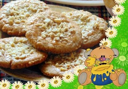 3. Ореховое печенье. Продукты: масло сливочное (размягченное, комнатной температуры) - 150 г, яйцо - 1 шт., орехи (миндаль, кешью, арахис) - 100 г, мука - 230 г (примерно 1,5 стакана), сахарная пудра - 70 г, ванильный сахар - 7 г, соль - 1 щепотка. Приготовление: измельчить орехи. Половину муки смешать с дроблеными орехами, сахарной пудрой, ванильным сахаром, щепоткой соли. Добавить размягченное масло и перемешать. Добавить яйцо и перемешать. Всыпать остальную муку и вымесить гладкое однородное тесто. Положить в холодильник на 20 минут. Выложить тесто на середину пергамента, накрыть вторым листом пергамента. Раскатать в тонкий пласт толщиной 3-5 мм. Выдавить формочками печенье. Пергамент с печеньем перетянуть на противень. Выпекать в заранее разогретой до 180 градусов духовке 10-15 минут, до золотистого цвета. 3. Ореховое печенье. Продукты: масло сливочное (размягченное, комнатной температуры) - 150 г, яйцо - 1 шт., орехи (миндаль, кешью, арахис) - 100 г, мука - 230 г (примерно 1,5 стакана), сахарная пудра - 70 г, ванильный сахар - 7 г, соль - 1 щепотка. Приготовление: измельчить орехи. Половину муки смешать с дроблеными орехами, сахарной пудрой, ванильным сахаром, щепоткой соли. Добавить размягченное масло и перемешать. Добавить яйцо и перемешать. Всыпать остальную муку и вымесить гладкое однородное тесто. Положить в холодильник на 20 минут. Выложить тесто на середину пергамента, накрыть вторым листом пергамента. Раскатать в тонкий пласт толщиной 3-5 мм. Выдавить формочками печенье. Пергамент с печеньем перетянуть на противень. Выпекать в заранее разогретой до 180 градусов духовке 10-15 минут, до золотистого цвета.