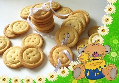 10. Печенье "Сладкие пуговицы". Продукты: сливочное масло (комнатной температуры) - 150 г, пудра сахарная - 75 г, яичный желток - 1 шт., мука - 1,5-2 ст., какао - 1 ст. л., корица или ванильный сахар - 1 ч. л., соль - 1 щепотка. Приготовление: Муку насыпать в глубокую миску, сделать углубление и положить в него размягченное масло, один яичный желток, сахарную пудру, корицу или ванильный сахар и соль. Взять ложку в руки и хорошо размять, смешать с мукой, продолжать месить, пока тесто станет эластичным. Тесто разделить на две равные части и в одну часть добавить ложку какао. Положить тесто в полиэтиленовый пакет - и в холодильник на часок. Достать тесто и раскатать в блинчик около трех миллиметров толщиной. Круглой формой вырезать шайбу, формой поменьше придавить серединку, чтобы пуговицы получались, как настоящие. Спичкой сделать отверстия для ниток. Выпекать печенье на противне с пергаментом 10 минут при температуре 200 градусов. 10. Печенье "Сладкие пуговицы". Продукты: сливочное масло (комнатной температуры) - 150 г, пудра сахарная - 75 г, яичный желток - 1 шт., мука - 1,5-2 ст., какао - 1 ст. л., корица или ванильный сахар - 1 ч. л., соль - 1 щепотка. Приготовление: Муку насыпать в глубокую миску, сделать углубление и положить в него размягченное масло, один яичный желток, сахарную пудру, корицу или ванильный сахар и соль. Взять ложку в руки и хорошо размять, смешать с мукой, продолжать месить, пока тесто станет эластичным. Тесто разделить на две равные части и в одну часть добавить ложку какао. Положить тесто в полиэтиленовый пакет - и в холодильник на часок. Достать тесто и раскатать в блинчик около трех миллиметров толщиной. Круглой формой вырезать шайбу, формой поменьше придавить серединку, чтобы пуговицы получались, как настоящие. Спичкой сделать отверстия для ниток. Выпекать печенье на противне с пергаментом 10 минут при температуре 200 градусов.