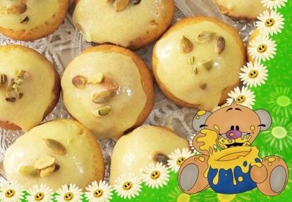 13. Тыквенное печенье. Продукты: тыква - 1 кг, яйца - 3 шт., масло сливочное - 500 г, мука - 1,125 кг, гвоздика молотая - 15 г, сахар - 800 г, сахар ванильный - 30 г, разрыхлитель - 36 г, тыквенные семечки очищенные - 200 г. Для глазури: пудра сахарная - 4 стакана, масло растопленное - 1 стакан (200 г). Приготовление: сделать тыквенное пюре,- тыкву очистить, нарезать кубиками, залить водой, варить 20 минут. Воду слить, тыкву измельчить в пюре, охладить. Размягченное сливочное масло смешать с сахаром, добавить яйца. Перемешать до получения однородной массы. Приготовленное заранее тыквенное пюре добавить в масляную смесь. В муку добавить разрыхлитель. Соединить муку с остальными ингредиентами. Перемешать до однородности. Добавить семечки (оставить немного для украшения печенья) и снова вымесить. Переложить тесто в кондитерский мешок с широкой насадкой. Противень застелить пергаментом. Отсадить печенье небольшими порциями на противень. Разогреть духовку до 180 градусов. Выпекать тыквенное печенье 20 минут. Приготовить глазурь,- растопить масло, добавить сахарную пудру и хорошо размешать венчиком, чтобы не было комков. Добавить ванильный сахар. Готовое тыквенное печенье вынуть из духовки. Дать немного остыть. Обмакнуть печенье в глазурь. Посыпать семечками. Оставить тыквенное печенье на пару часов, чтобы глазурь застыла. 13. Тыквенное печенье. Продукты: тыква - 1 кг, яйца - 3 шт., масло сливочное - 500 г, мука - 1,125 кг, гвоздика молотая - 15 г, сахар - 800 г, сахар ванильный - 30 г, разрыхлитель - 36 г, тыквенные семечки очищенные - 200 г. Для глазури: пудра сахарная - 4 стакана, масло растопленное - 1 стакан (200 г). Приготовление: сделать тыквенное пюре,- тыкву очистить, нарезать кубиками, залить водой, варить 20 минут. Воду слить, тыкву измельчить в пюре, охладить. Размягченное сливочное масло смешать с сахаром, добавить яйца. Перемешать до получения однородной массы. Приготовленное заранее тыквенное пюре добавить в масляную смесь. В муку добавить разрыхлитель. Соединить муку с остальными ингредиентами. Перемешать до однородности. Добавить семечки (оставить немного для украшения печенья) и снова вымесить. Переложить тесто в кондитерский мешок с широкой насадкой. Противень застелить пергаментом. Отсадить печенье небольшими порциями на противень. Разогреть духовку до 180 градусов. Выпекать тыквенное печенье 20 минут. Приготовить глазурь,- растопить масло, добавить сахарную пудру и хорошо размешать венчиком, чтобы не было комков. Добавить ванильный сахар. Готовое тыквенное печенье вынуть из духовки. Дать немного остыть. Обмакнуть печенье в глазурь. Посыпать семечками. Оставить тыквенное печенье на пару часов, чтобы глазурь застыла.